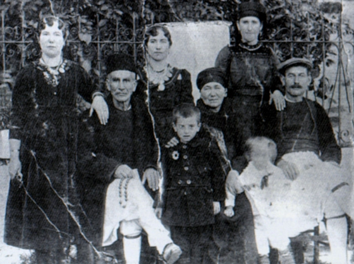 Οικογένεια αρχιτσέλιγκα Ιωάννη Σ. Μπαρμπαρούση, Βλάστη 1922. (αρχείο Μπαρμπαρούσης Γ.)