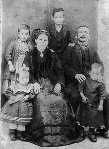 Η οικογένεια του Κωνσταντίνου και της Αικατερίνης Παπανικολάου από το χωριό Λιβάδι.