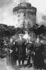 Αναμνηστική φωτογραφία κατοίκων του χωριού Καρίτσα Πιερίας μπροστά στο Λευκό Πύργο, τη δεκαετία του '50
