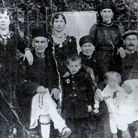 Οικογένεια αρχιτσέλιγκα Ιωάννη Σ. Μπαρμπαρούση, Βλάστη 1922. (αρχείο Μπαρμπαρούσης Γ.)