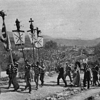 Ασπρόμαυρη φωτογραφία που απεικονίζει την τελετή των "Λαβάρων-Σταυρών" στο Σκρά, τη δεκαετία του '60.