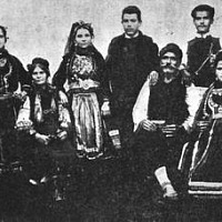 Αναμνηστική φωτογραφία της οικογένειας Τσιόη από το Σκρά, με τις παραδοσιακές ενδυμασίες των Βλαχομογλενιτών, στις αρχές του 20ου αιώνα.